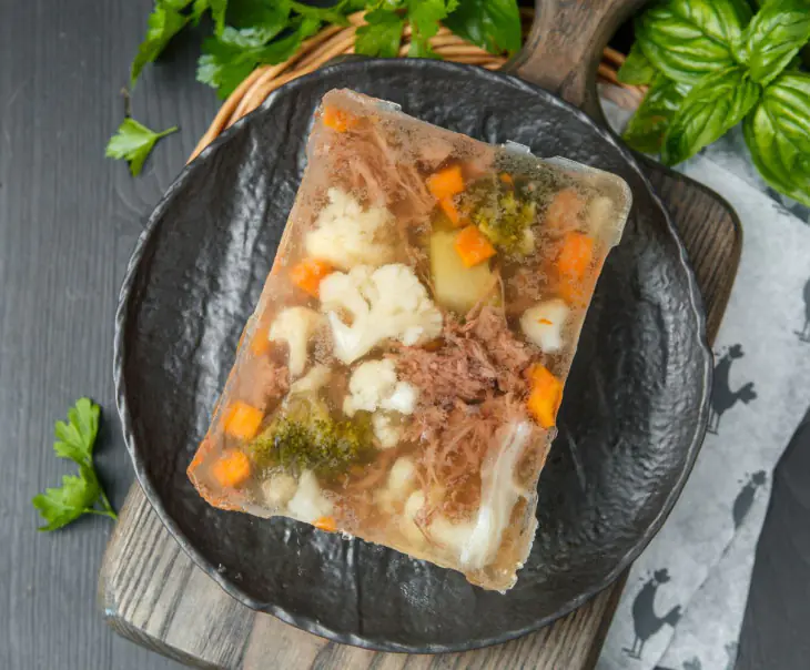 Заливное с говядиной и овощами