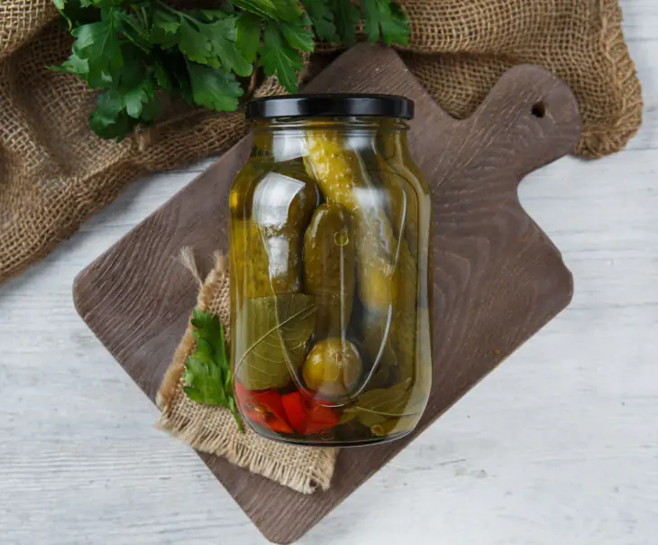 Огурцы маринованные, пикантные, острые