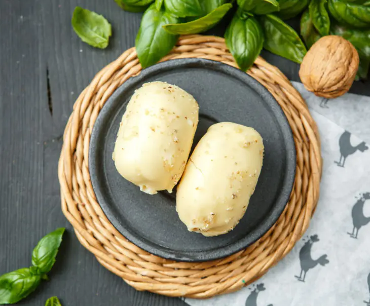 Творожные сырки в белом шоколаде с грецким орехом