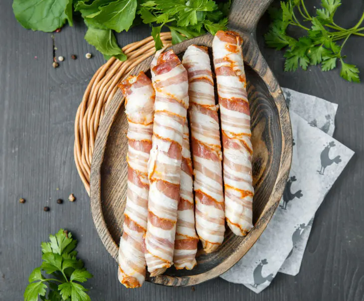 Колбаски для жарки в беконе с сыром